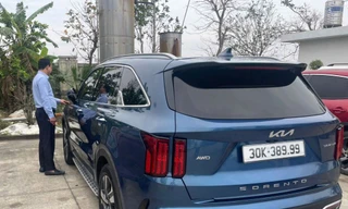 Cảnh sát chặn bắt ô tô mang biển số 'giả' di chuyển trên cao tốc