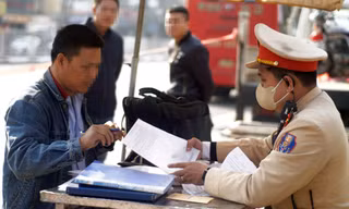 Tài xế cố tình 'giấu' GPLX để tránh bị trừ điểm có nguy cơ đối diện tình huống pháp lý nào?