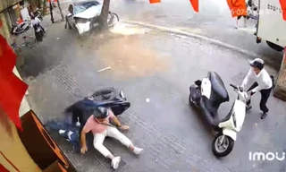 CLIP ghi lại hình ảnh ô tô tông hàng loạt xe máy trên phố Trần Đại Nghĩa