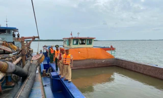 Tạm giữ 17 đối tượng liên quan 5 tàu khai thác, vận chuyển hơn 2.400 m3 cát 