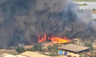 Đang cháy lớn tại dãy kho xưởng ở Hà Nội, cột khói kéo dài hàng trăm mét