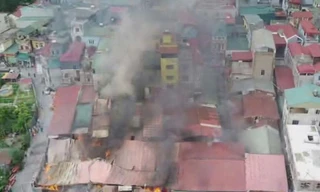 Hà Nội: Cháy xưởng gỗ ở Đông Anh, lửa bùng lên dữ dội