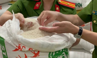 Hà Nội: Hai chủ cửa hàng bắt tay sản xuất, tiêu thụ hàng chục tấn gạo ST25 giả 