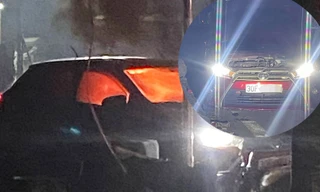 Ô tô bốc cháy sau va chạm giao thông ở Hà Nội