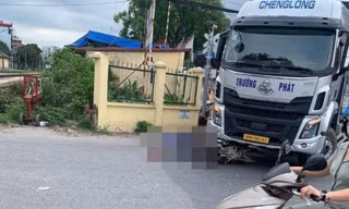 Hà Nội: Va chạm với ô tô tải, cô gái đi xe máy tử vong