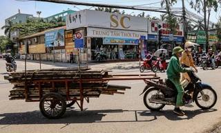 Hà Nội: Xử lý loạt tài xế xe máy tự chế 'rơ moóc' kéo hàng cồng kềnh