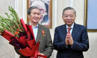Tổng Bí thư Tô Lâm trao Huân chương Hồ Chí Minh tặng đồng chí Đinh Thế Huynh