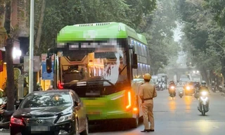 CSGT Hà Nội xử lý hàng loạt xe khách vi phạm trong khu vực phố cổ