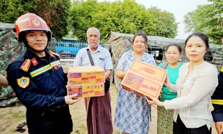 Lực lượng cứu hộ Bộ Công an dựng lều, thăm khám cho người dân Myanmar