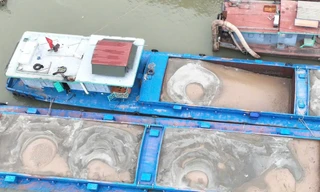 CSGT Hà Nội phát hiện loạt tàu chở cát không rõ nguồn gốc trên sông Hồng