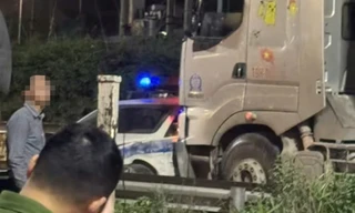 Tài xế lái xe quá tải bỏ chạy đâm ô tô CSGT quay ngang trên đường