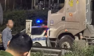 Tài xế lái xe quá tải bỏ chạy đâm ô tô CSGT quay ngang trên đường