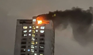 Hà Nội: Lửa cháy đỏ rực tại tầng mái chung cư ở Xuân Đỉnh