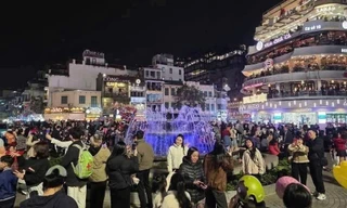 CSGT Hà Nội đề nghị người dân không dừng đỗ xe chụp ảnh toà nhà Hàm Cá Mập