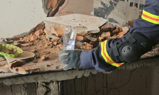 Những chai nước úp ngược giúp đoàn cứu hộ Việt Nam cảnh báo rung chấn tại Myanmar