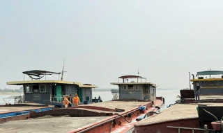 CSGT Hà Nội phát hiện 3 tàu chở gần 1.000m3 cát không rõ nguồn gốc