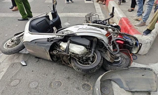 Hà Nội: Ô tô va chạm 5 xe máy, 2 người bị thương 