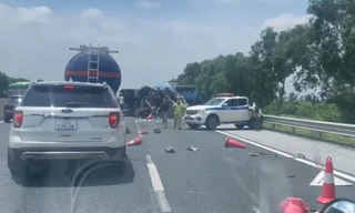 Tai nạn liên hoàn trên cao tốc Hà Nội - Hải Phòng, xe đầu kéo lật ngang đường