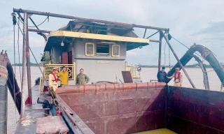 Cảnh sát giao thông vạch trần thủ đoạn hút trộm cát tinh vi trên sông Hồng