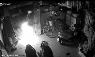 Hà Nội: Truy tìm đối tượng đốt cổng nhà dân trong đêm
