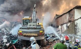 Phó trưởng Phòng Cảnh sát PCCC&CNCH bị thương khi chữa cháy nhà xưởng ở Hà Nội