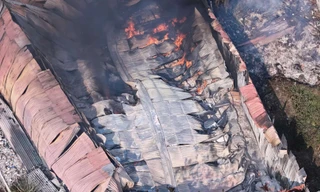 Khu xưởng tại Hà Nội cháy dữ dội, khói đen cuồn cuộn cao hàng chục mét