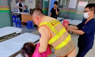 CSGT Hà Nội giúp đỡ gia đình gặp nạn khi đi xe máy từ Đồng Nai ra Hà Nội du lịch