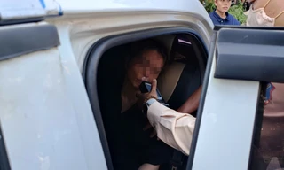 Cảnh sát kiểm tra nồng độ cồn, ma túy đối với nữ tài xế ô tô tông loạt xe máy ở Hà Nội