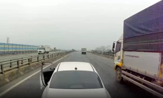 Tài xế ô tô con chèn ép, tạt đầu xe khách trên cao tốc Nội Bài - Lào Cai