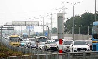 Mùng 4 Tết: Phương tiện ùn dài tại cửa ngõ Thủ đô