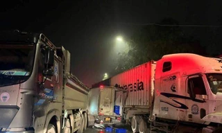 Hà Nội: Giải cứu tài xế xe tải mắc kẹt trong cabin sau vụ tai nạn liên hoàn