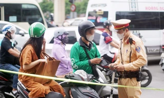 Hơn 1.000 shipper và xe công nghệ vi phạm giao thông trong một tháng