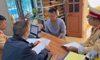 Cảnh sát làm việc với người đàn ông đăng video khoe ‘con trai 12 tuổi lái ô tô chở bố’