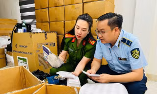 Công an Hà Nội thu giữ hơn 100 tấn hàng hóa thực phẩm chức năng, thiết bị y tế giả