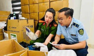 Công an Hà Nội thu giữ hơn 100 tấn hàng hóa thực phẩm chức năng, thiết bị y tế giả