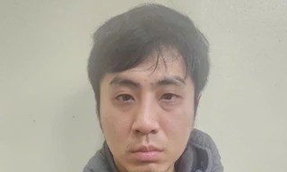 Hà Nội: Bắt nghi phạm dùng xăng đốt cổng nhà dân