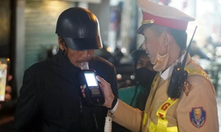 Vui tiệc tất niên, nhiều tài xế xe máy vi phạm nồng độ cồn 'kịch khung'