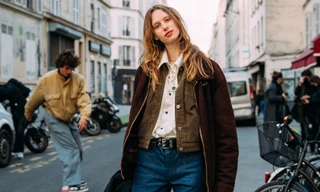 Mặc gì để vừa hợp dáng vừa trendy nhất năm nay? Chọn liền quần denim ống rộng!