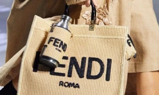 Các nhà mốt đua nhau cho ra mắt túi giữ bình nước, liệu có đáng bỏ tiền ra mua?