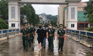 Lực lượng BĐBP Lào Cai áp giải 3 đối tượng trao trả cho phái Trung Quốc. 