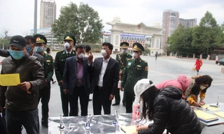 Chủ tịch UBND tỉnh Lào Cai kiểm tra khu vực điền thông tin tờ khai y tế. 