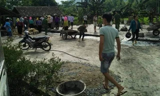 Người dân đến giúp gia đình dọn dẹp đã phát hiện xác chết dưới ao.