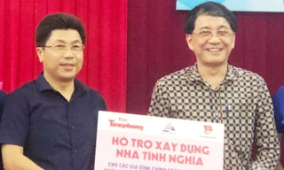 Lãnh đạo Cty CP Đầu tư Đô thị và khu CN Sông Đà 7, báo Tiền Phong trao 300 triệu đồng cho UBMTTQ tỉnh Yên Bái. 