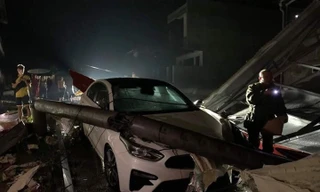 Mưa lốc kinh hoàng ở Yên Bái: Hàng loạt ôtô bị đè bẹp, trên 2.000 nhà tốc mái