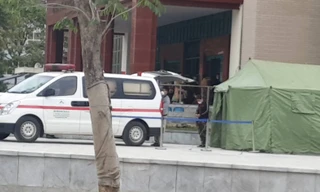 Xe bệnh viện trực ở cửa khẩu quốc tế Lào Cai.