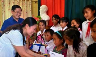 Bí thư Tỉnh Đoàn Yên Bái, chị Đoàn Thị Thanh Tâm cùng Tổng biên tập báo Tiền Phong, ông Lê Xuân Sơn trao quà cho các em học sinh Trường bán trú Tiểu học và THCS Dế Xu Phình.