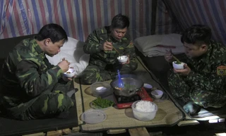 Bữa cơm đạm bạc ngay trong chốt chống dịch.