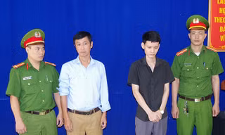 Cơ quan chức năng bắt giữ các đối tượng.