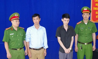 Cơ quan chức năng bắt giữ các đối tượng.