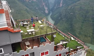 Công trình Panorama Mã Pì Lèng được cải tạo thành điểm dừng chân ngắm cảnh. Ảnh: HOÀNG DƯƠNG